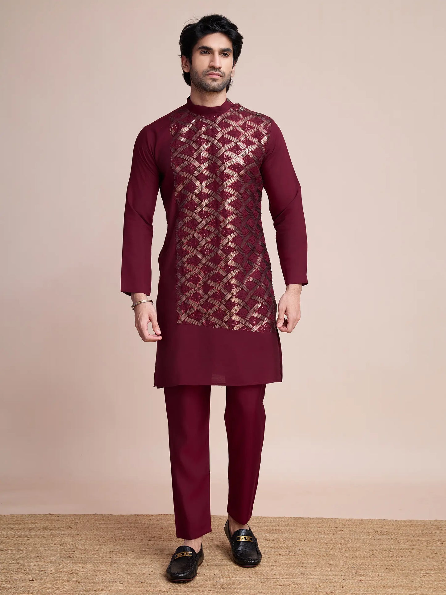 Burgunderfarbene Seidenkurta, verziert mit Faden- und Paillettenstickerei, AAMAN COLLECTION