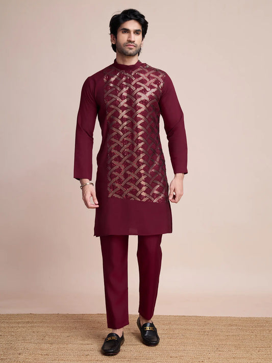 Burgunderfarbene Seidenkurta, verziert mit Faden- und Paillettenstickerei, AAMAN COLLECTION