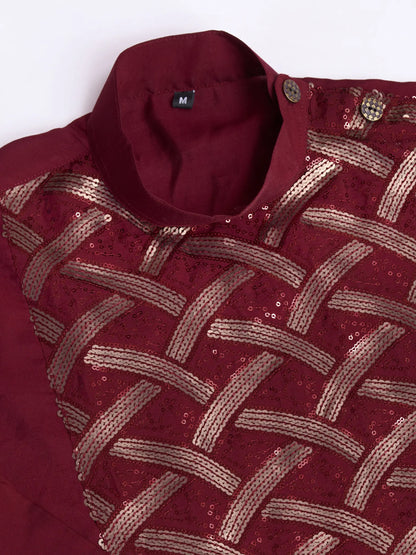 Burgunderfarbene Seidenkurta, verziert mit Faden- und Paillettenstickerei, AAMAN COLLECTION