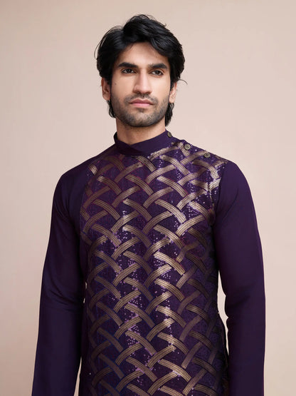Lila Seiden-Kurta, verziert mit Faden- und Paillettenstickerei, AAMAN COLLECTION