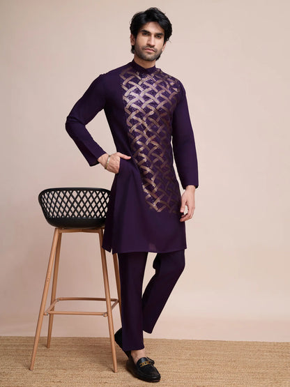 Lila Seiden-Kurta, verziert mit Faden- und Paillettenstickerei, AAMAN COLLECTION