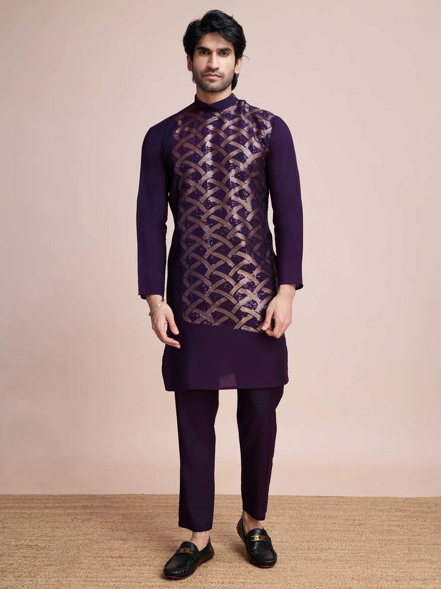 Lila Seiden-Kurta, verziert mit Faden- und Paillettenstickerei, AAMAN COLLECTION