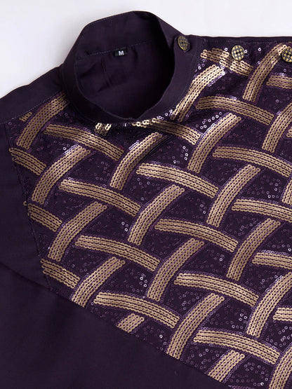 Lila Seiden-Kurta, verziert mit Faden- und Paillettenstickerei, AAMAN COLLECTION