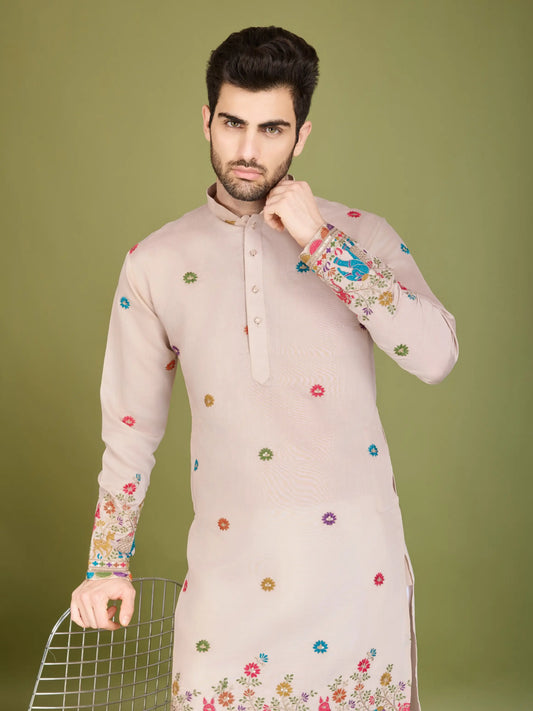 Elfenbeinfarbene Seiden-Kurta mit Fadenstickerei und Pailletten
