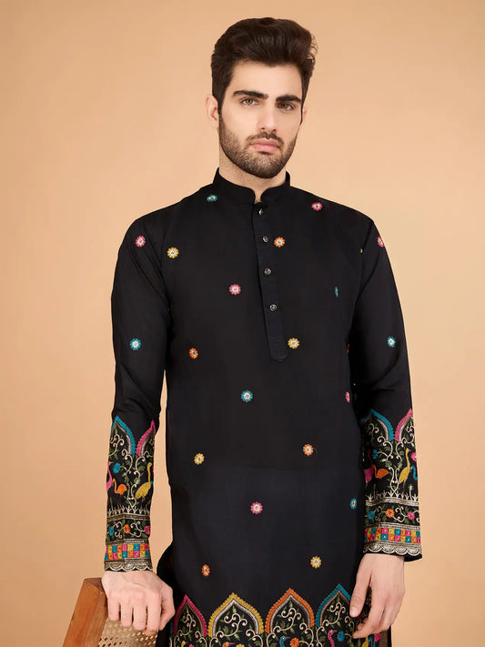 Schwarzes Seiden-Kurta mit Fadenstickerei und Pailletten