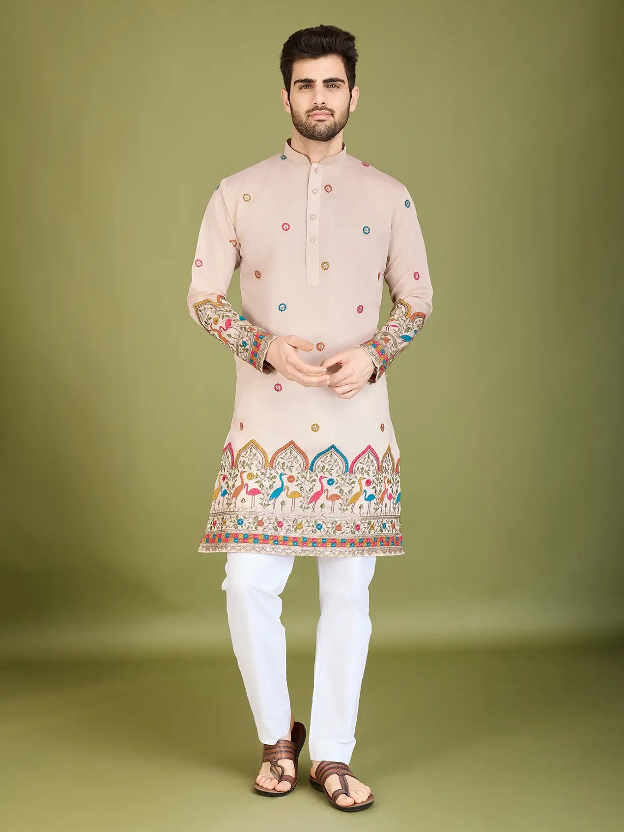 Elfenbeinfarbene Seiden-Kurta mit Fadenstickerei und Pailletten