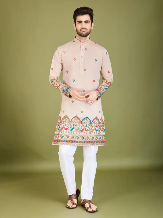 Elfenbeinfarbene Seiden-Kurta mit Fadenstickerei und Pailletten