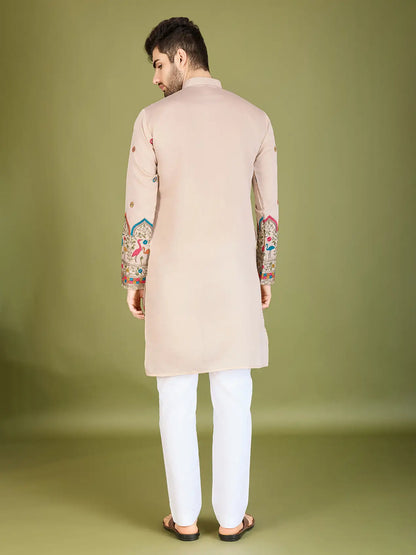 Elfenbeinfarbene Seiden-Kurta mit Fadenstickerei und Pailletten