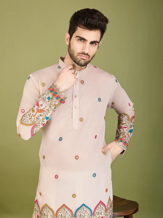 Elfenbeinfarbene Seiden-Kurta mit Fadenstickerei und Pailletten