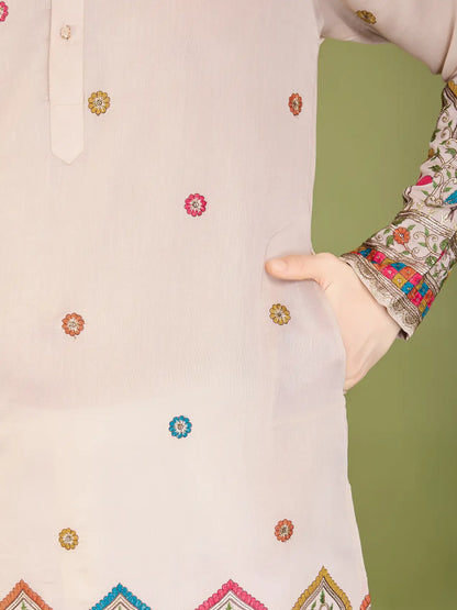 Elfenbeinfarbene Seiden-Kurta mit Fadenstickerei und Pailletten
