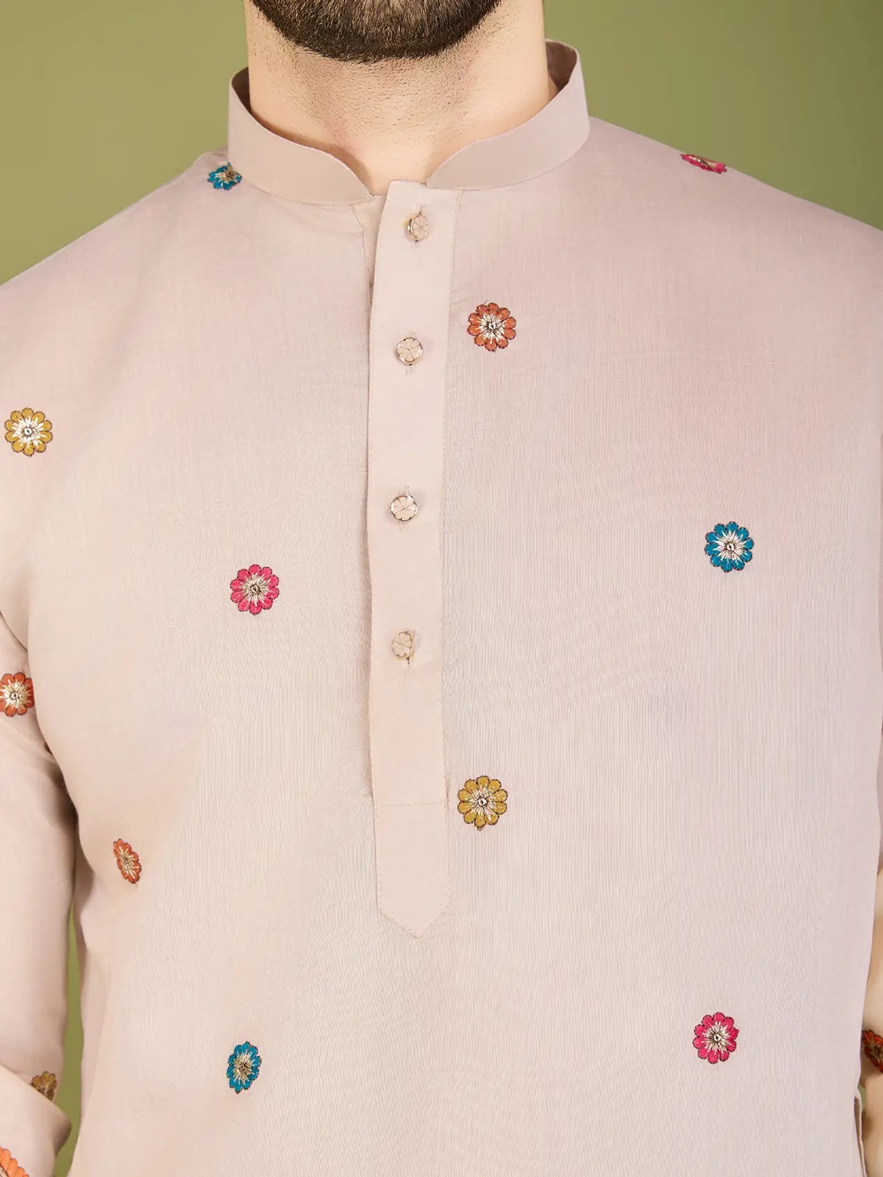 Elfenbeinfarbene Seiden-Kurta mit Fadenstickerei und Pailletten