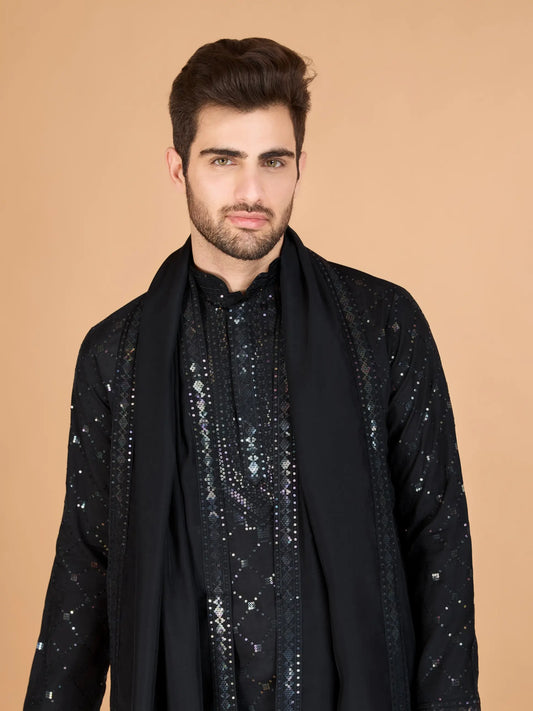 Schwarze Seiden-Kurta mit Seidenfadenstickerei und Pailletten, begleitet von einem Dupatta
