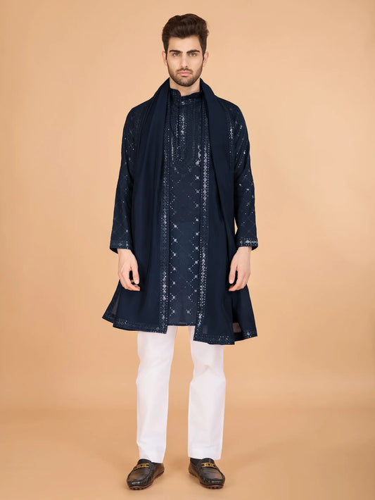 Marineblaue Seiden-Kurta mit Seidenfadenstickerei und Pailletten, begleitet von einer Dupatta