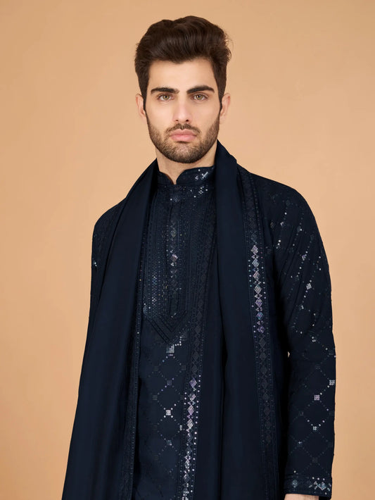 Marineblaue Seiden-Kurta mit Seidenfadenstickerei und Pailletten, begleitet von einer Dupatta