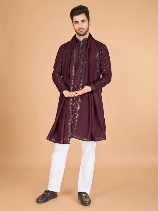 Burgunderblaue Kurta aus Seide mit Stickereien aus Seidenfäden und Pailletten, dazu ein Dupatta.