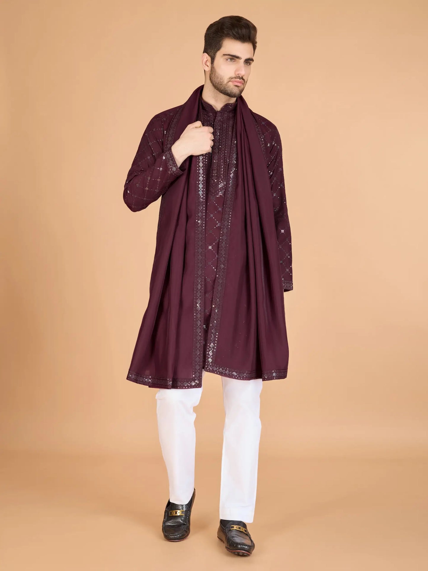 Burgunderblaue Kurta aus Seide mit Stickereien aus Seidenfäden und Pailletten, dazu ein Dupatta.
