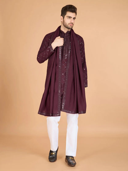 Burgunderblaue Kurta aus Seide mit Stickereien aus Seidenfäden und Pailletten, dazu ein Dupatta.