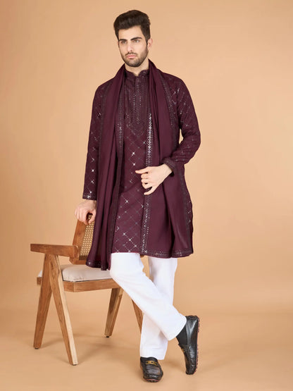 Burgunderblaue Kurta aus Seide mit Stickereien aus Seidenfäden und Pailletten, dazu ein Dupatta.