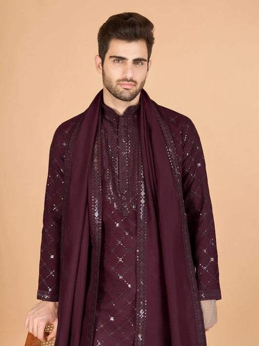 Burgunderblaue Kurta aus Seide mit Stickereien aus Seidenfäden und Pailletten, dazu ein Dupatta.