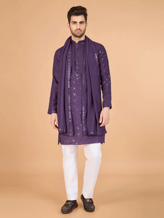 Lilafarbene Seiden-Kurta mit Seidenfadenstickerei und Pailletten, begleitet von einer Dupatta