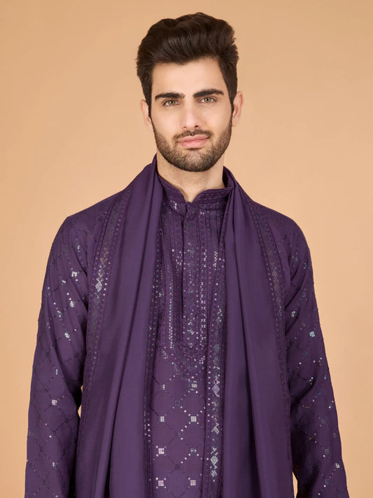 Lilafarbene Seiden-Kurta mit Seidenfadenstickerei und Pailletten, begleitet von einer Dupatta