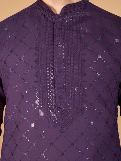 Lilafarbene Seiden-Kurta mit Seidenfadenstickerei und Pailletten, begleitet von einer Dupatta