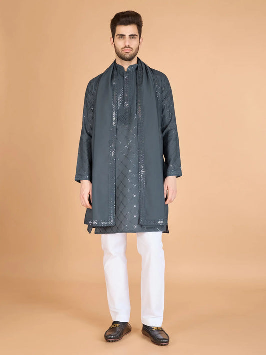 Graue Seiden-Kurta mit Seidenfadenstickerei und Pailletten, begleitet von einer Dupatta
