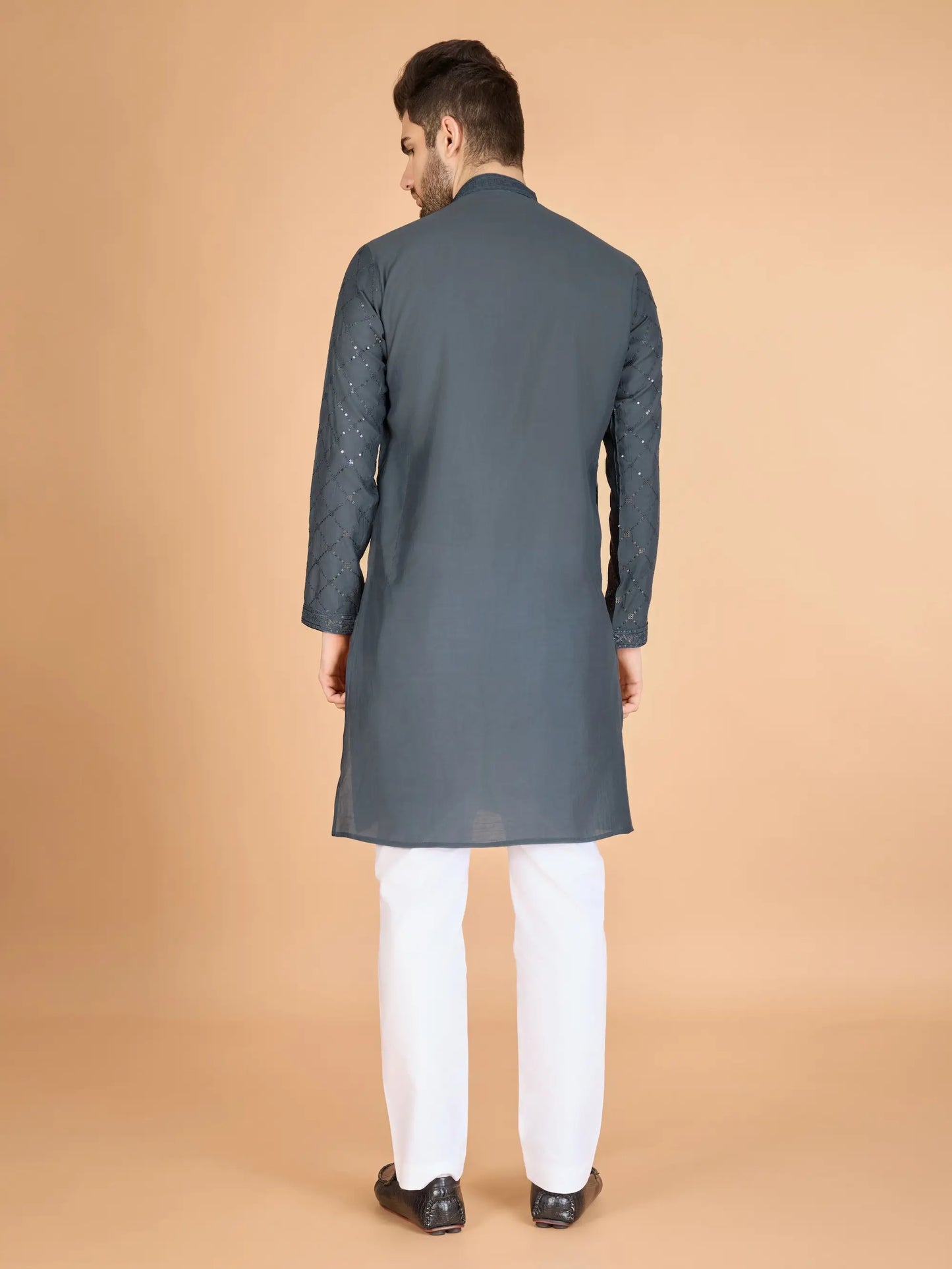 Graue Seiden-Kurta mit Seidenfadenstickerei und Pailletten, begleitet von einer Dupatta