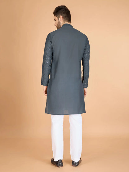 Graue Seiden-Kurta mit Seidenfadenstickerei und Pailletten, begleitet von einer Dupatta