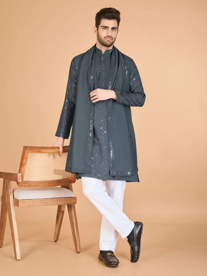 Graue Seiden-Kurta mit Seidenfadenstickerei und Pailletten, begleitet von einer Dupatta