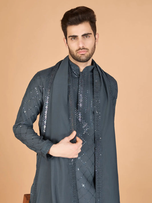 Graue Seiden-Kurta mit Seidenfadenstickerei und Pailletten, begleitet von einer Dupatta