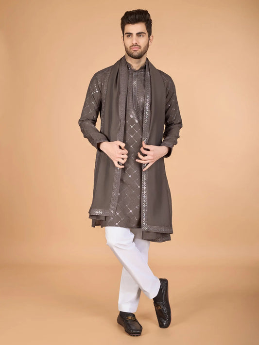 Braune Seiden-Kurta mit Seidenfadenstickerei und Pailletten, begleitet von einer Dupatta