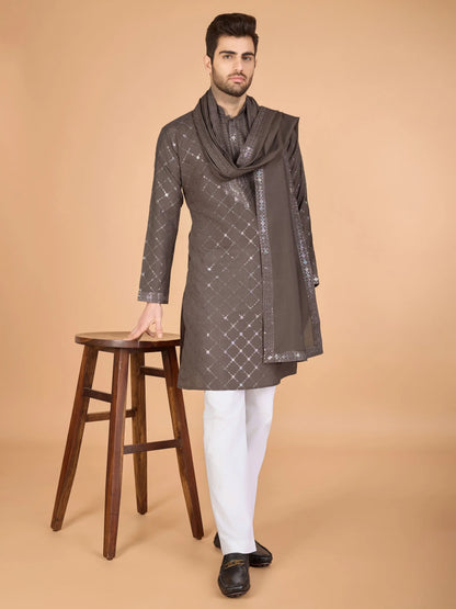 Braune Seiden-Kurta mit Seidenfadenstickerei und Pailletten, begleitet von einer Dupatta