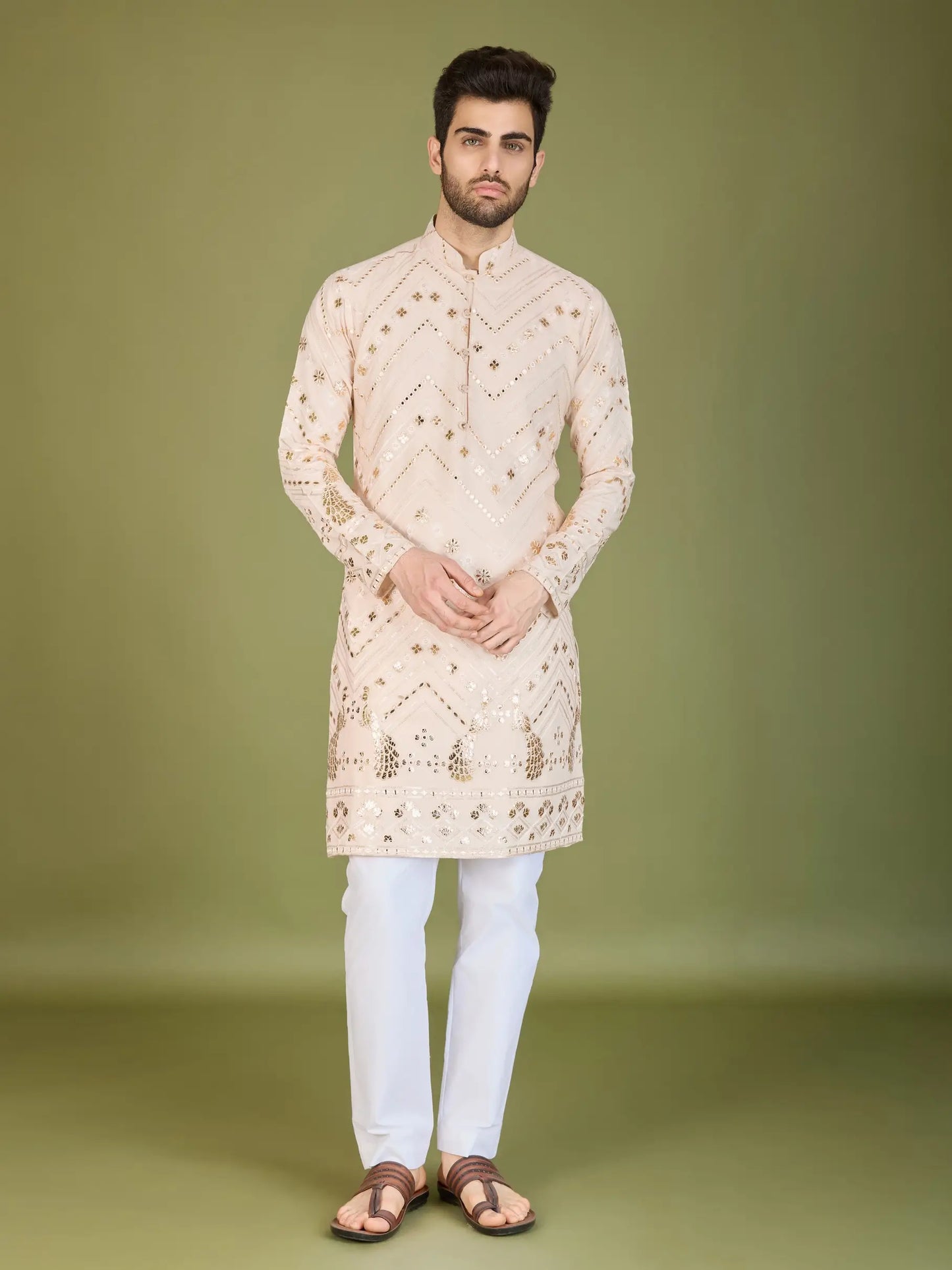 Elfenbeinfarbene Kurta aus reiner Viskose mit Fadenstickerei und Pailletten