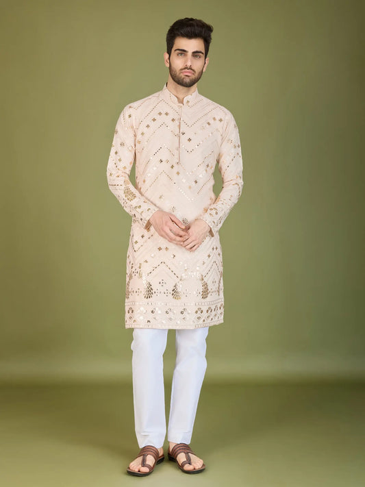 Elfenbeinfarbene Kurta aus reiner Viskose mit Fadenstickerei und Pailletten