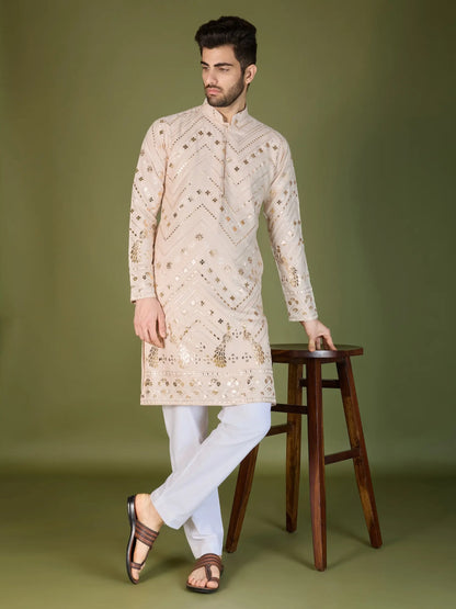 Elfenbeinfarbene Kurta aus reiner Viskose mit Fadenstickerei und Pailletten