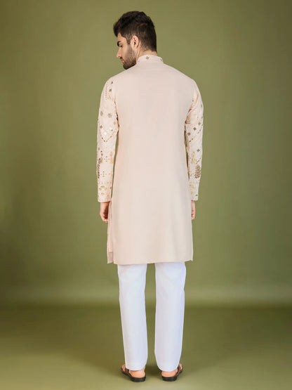 Elfenbeinfarbene Kurta aus reiner Viskose mit Fadenstickerei und Pailletten