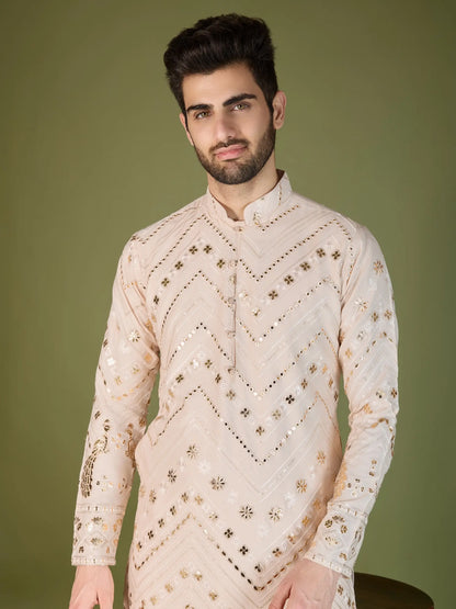 Elfenbeinfarbene Kurta aus reiner Viskose mit Fadenstickerei und Pailletten