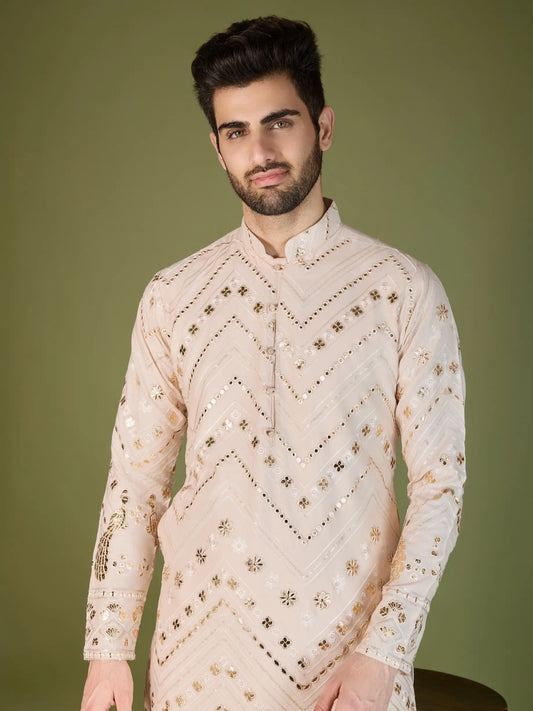 Elfenbeinfarbene Kurta aus reiner Viskose mit Fadenstickerei und Pailletten