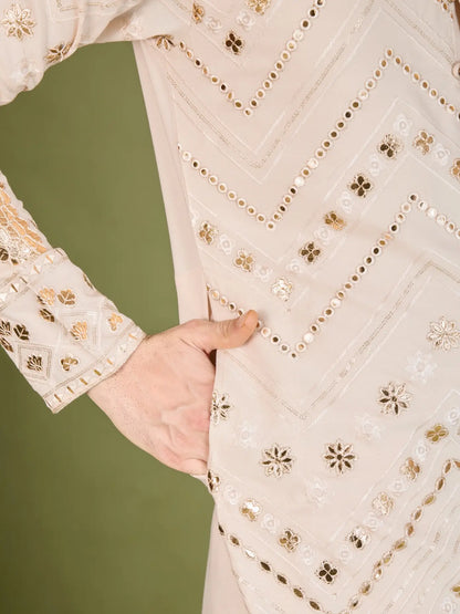 Elfenbeinfarbene Kurta aus reiner Viskose mit Fadenstickerei und Pailletten