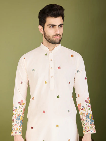 Weiße Baumwoll-Kurta mit Fadenstickerei und Pailletten