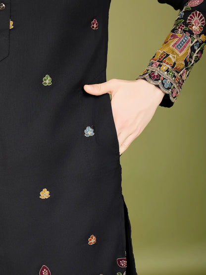 Schwarze Baumwoll-Kurta mit Fadenstickerei und Pailletten