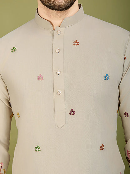Elfenbeinbeige Baumwoll-Kurta mit Fadenstickerei und Pailletten