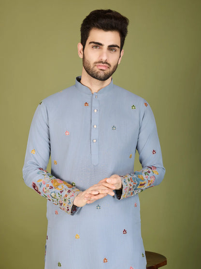 Himmelblaue Baumwoll-Kurta mit Fadenstickerei und Pailletten