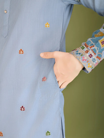 Himmelblaue Baumwoll-Kurta mit Fadenstickerei und Pailletten