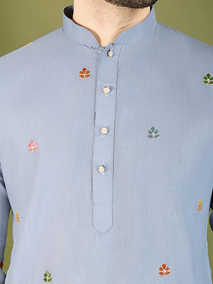 Himmelblaue Baumwoll-Kurta mit Fadenstickerei und Pailletten