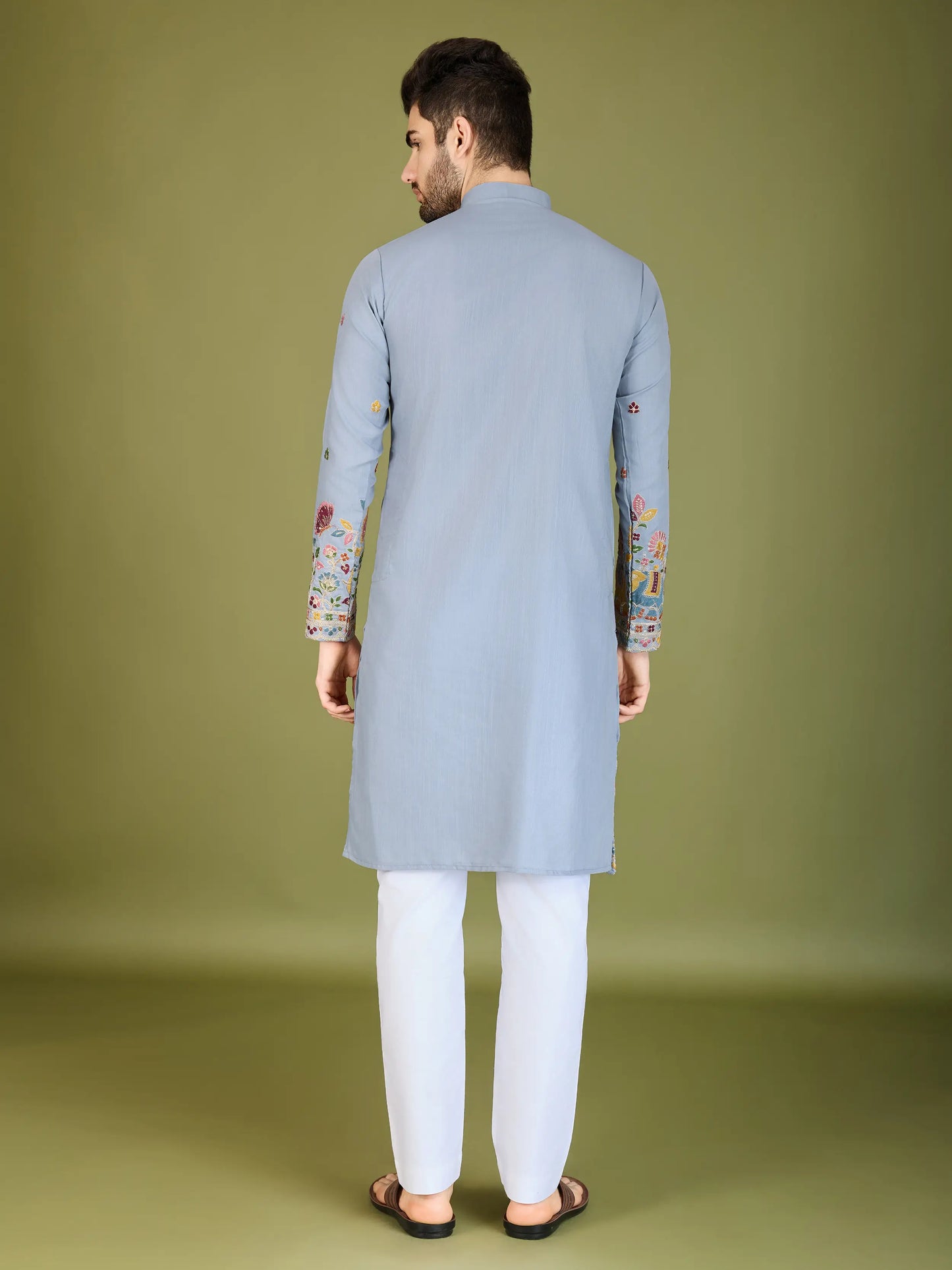 Himmelblaue Baumwoll-Kurta mit Fadenstickerei und Pailletten