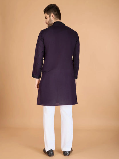 Ensemble Kurta violet en soie, orné de broderies au fil et de sequins, avec pantalon et dupatta assortis