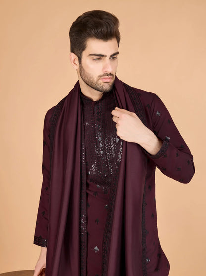 Ensemble Kurta bordeaux en soie, orné de broderies au fil et de sequins, avec pantalon et dupatta assortis
