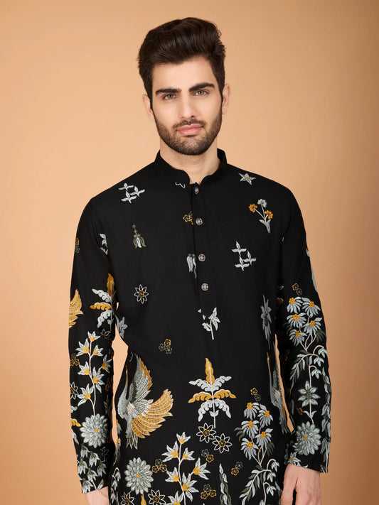 Schwarzes Viskose-Kurta mit Fadenstickerei und Pailletten